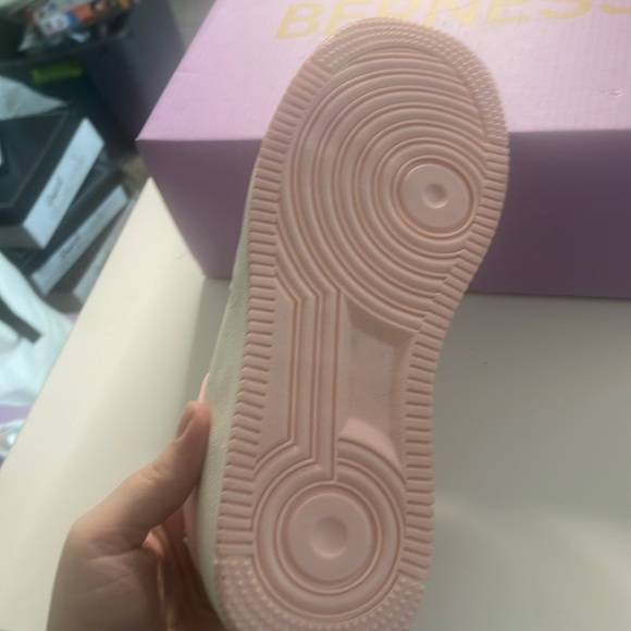 Berness Mile a Minute Platform Sneakers in White and pink new 6 - Picture 5 of 8